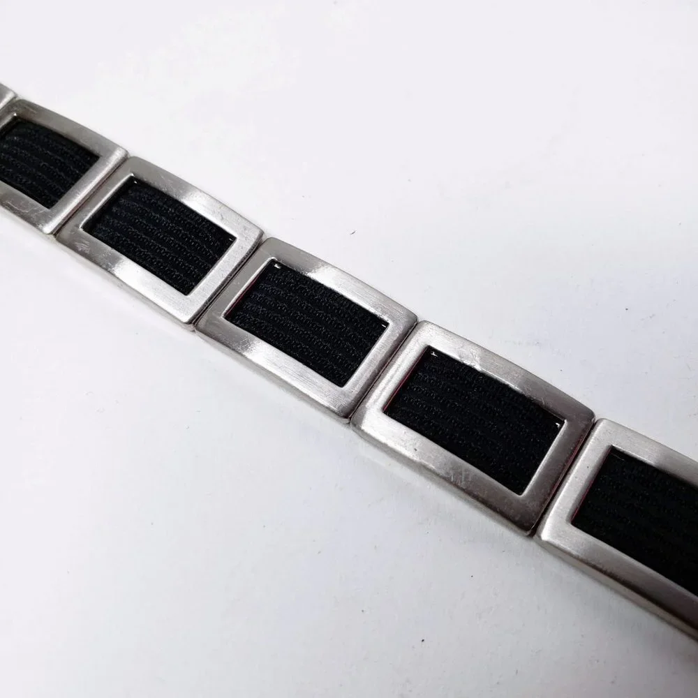 Apostrophe silver tone